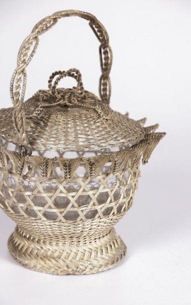 Panier en argent tressé posant sur un

piédouche,...