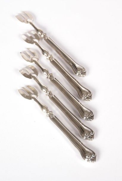 Cinq fourchettes à huître en argent,

les...