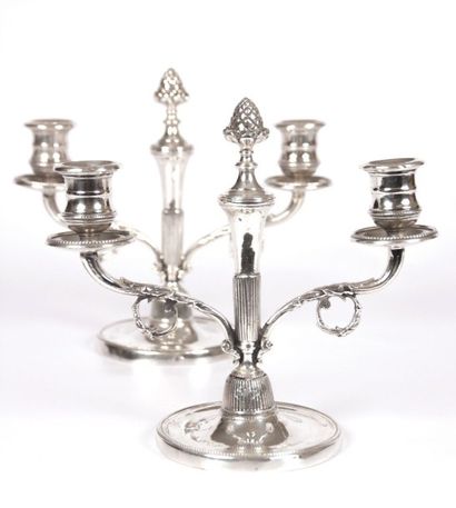 Paire de bouts de table en argent à deux

bras...
