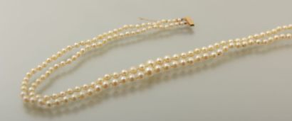 Collier de perles de culture à deux rangs,

le...