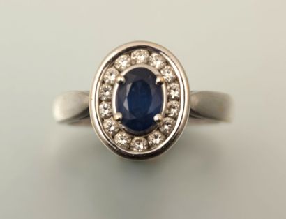 Bague en or blanc centrée d'un saphir

taille...