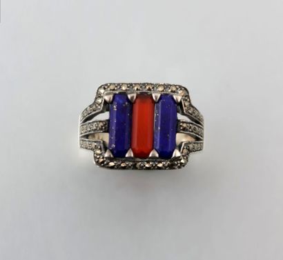 Bague chevalière en argent ornée de

trois...