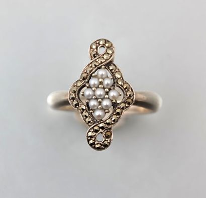 Bague de forme marquise, le centre formé

de...