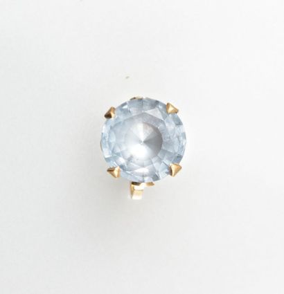 Bague en or jaune, agrémentée d'un

spinelle...