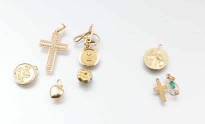 Lot en or, composé de petits bijoux et de

bris,...