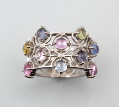 Bague en or rhodié ajouré sertie de dix

saphirs...