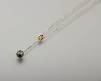 Collier en chaîne d'argent portant un

pendentif...