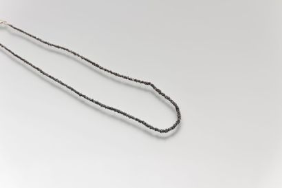 Collier de diamants bruts noirs, le fermoir

en...