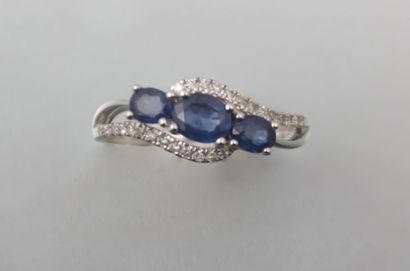Bague en or blanc de forme mouvementée

sertie...