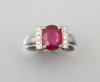 Bague jonc en or jaune godronné sertie

d'un...