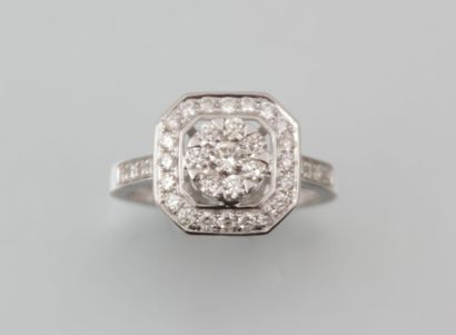 Bague en or blanc rectangulaire à pans

coupés...