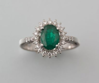 Bague en or blanc ornée d'une émeraude

calibrant...