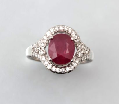 Bague en or blanc serti d'un rubis ovale

calibrant...
