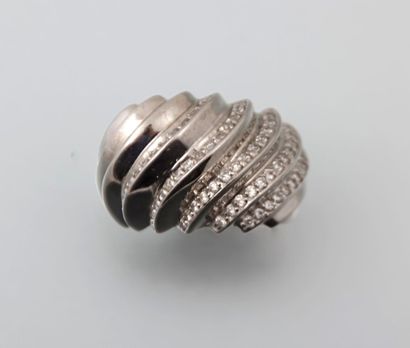 Bague en or blanc de forme boule, le

corps...