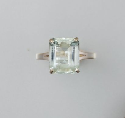 Bague en or gris, sertie d'une aiguemarine

à...