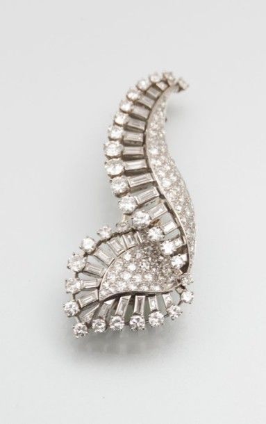 Broche en platine et en or gris, en forme

de...