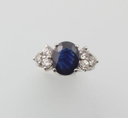 Bague en or blanc ornée d'un saphir ovale

calibrant...