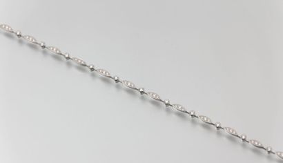 Collier en or gris à maillons fuseaux orné

de...