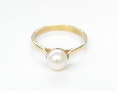 Bague en or jaune, ponctuée d'une perle

de...