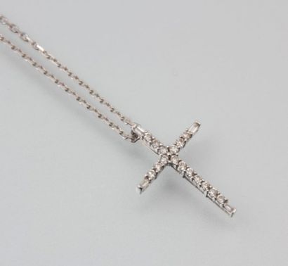 Pendentif en or blanc en croix orné de

brillants...