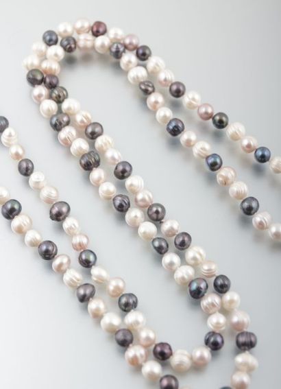Long sautoir de perles d'eau douces

blanches...
