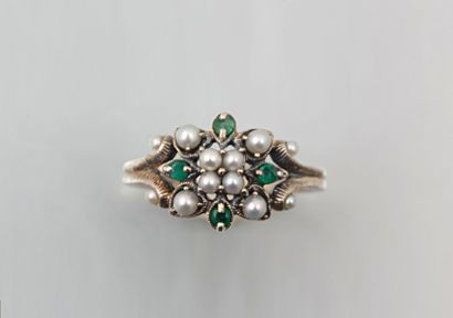 Bague en argent figurant une fleur

épanouie,...