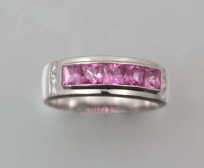 Bague en or blanc sertie sur une ligne de

cinq...