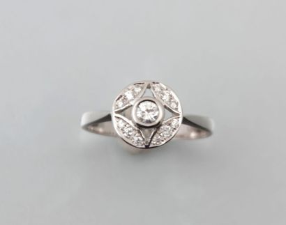 Bague en or rhodié de forme ronde

ajourée,...