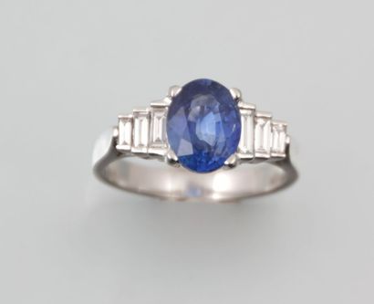 Bague en or blanc sertie d'un saphir

calibrant...