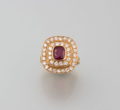 Bague en or jaune, sertie d'un rubis

coussin,...