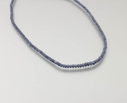 Collier de perles de saphirs facettées en

chute,...