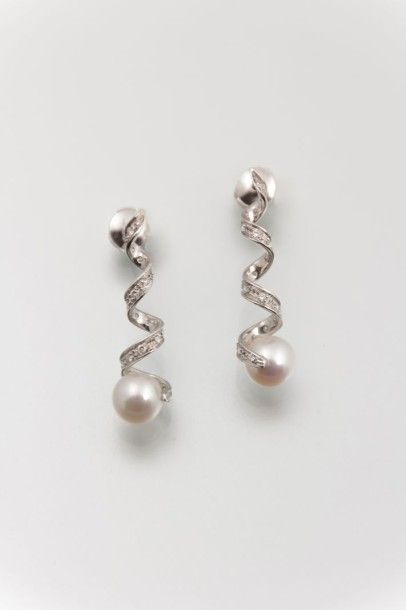 Paire de boucles d’oreilles serpentin en

or...