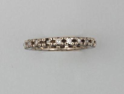 Alliance en or gris, sertie de diamants.

(accident...