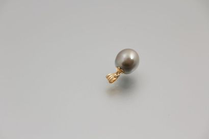 Pendentif ponctué d’une perle de culture

de...