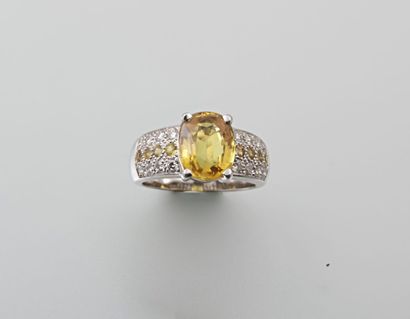 Bague jonc en or blanc sertie d'un saphir

jaune...