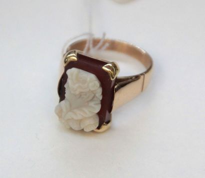 Bague en or rose, ornée d'un camée sur

cornaline,...