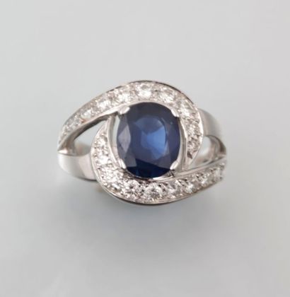 Bague tourbillon or blanc ornée d'un

saphir...