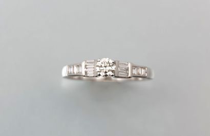 Bague en or blanc ornée d'un diamant

calibrant...
