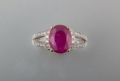 Bague en or blanc, la monture formant

deux...