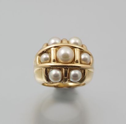 Bague en or jaune en forme de large jonc

ornée...