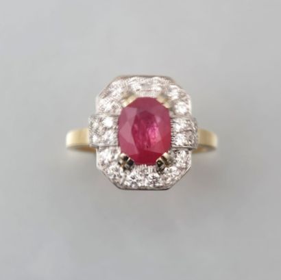 Bague en or à deux tons de forme

octogonale...