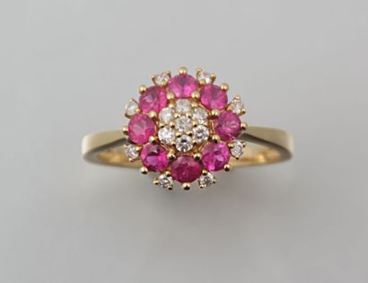 Bague marguerite en or jaune, les pétales

ornées...