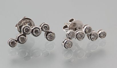 Paire de boucles d'oreilles en or blanc de

forme...