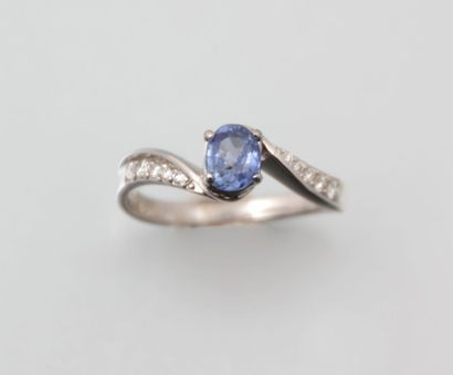 Bague en or blanc sertie d'un saphir ovale

calibrant...