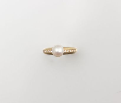 Bague en or jaune ponctuée d’une perle

de...