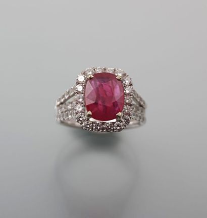 Bague en or blanc ornée d'un rubis de

taille...