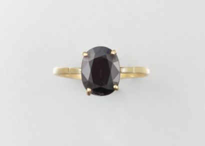 Bague en or jaune, agrémentée d'un

saphir...