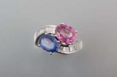 Bague Toi et Moi en or blanc ornée de deux

saphirs...