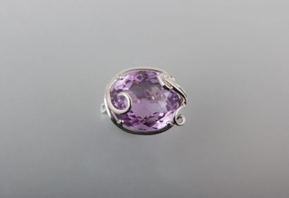 Bague en or blanc ornée d'une améthyste

ovale...
