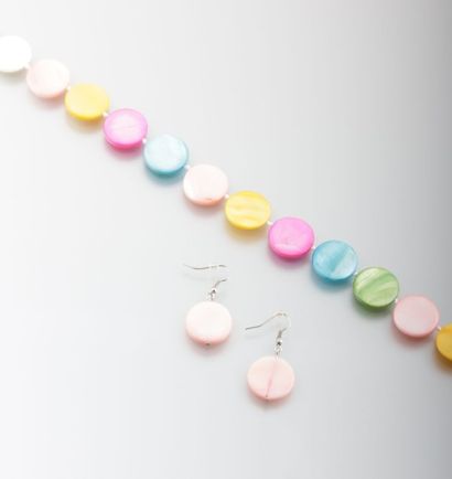 Collier et paire de boucles d'oreilles

ornés...